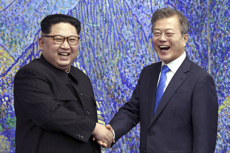 北韩领导人金正恩（左）与南韩总统文在寅于2018年4月27日在南北韩非军事区板门店的和平之家合影。 （美联社资料照）(photo:LTN)