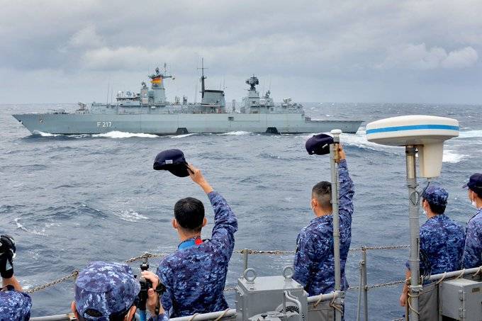 日本海上自衛隊14日公布，即將返航的德國海軍巡防艦「巴伐利亞號」，13日再次與海自護衛艦「夕霧」在沖繩南方海域進行聯合演訓。（擷自日本海自推特）
