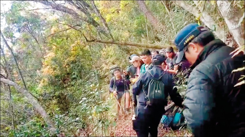 杜男幸遇登山隊，協助定位通報警方前來救援
。 （記者陳賢義翻攝）