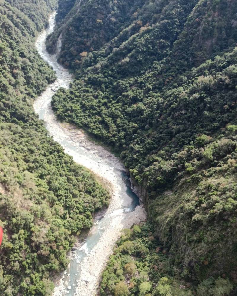 黑鷹直升機配合地面部隊空勘，無功而返。（記者陳賢義翻攝）