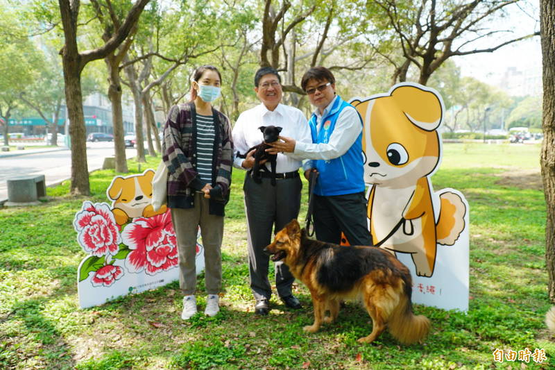 新竹縣動物收容所斥資7600萬元改建中，施工期間動物可收容量銳減，新竹縣長楊文科（中）歡迎大家以認養代替購買，讓每個毛小孩都有屬於自己的家! （記者廖雪茹攝）