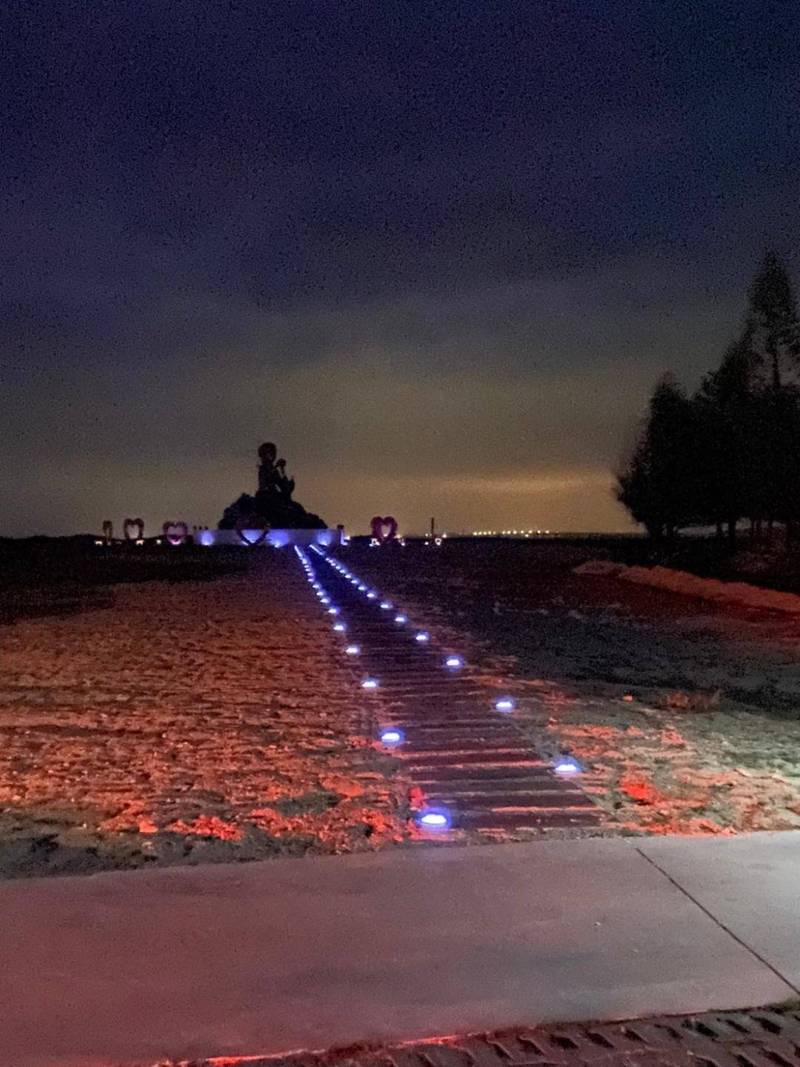 矗立在吉貝沙尾的美人魚燈，用夜間燈光步道襯托之美。（澎湖縣政府旅遊處提供）