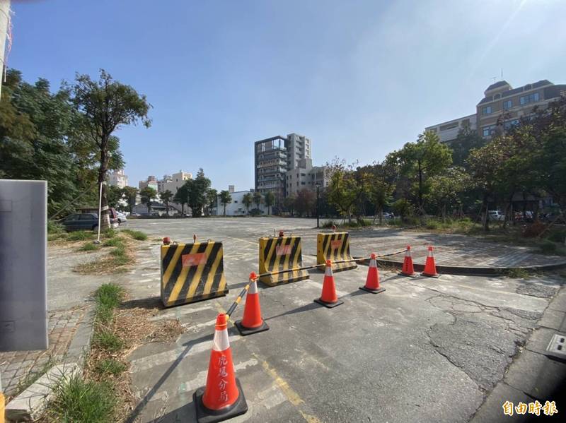 虎尾布袋戲館後方停車場封了大半年，內部空空蕩蕩，民眾想停車卻不得其門而入。（記者詹士弘攝）