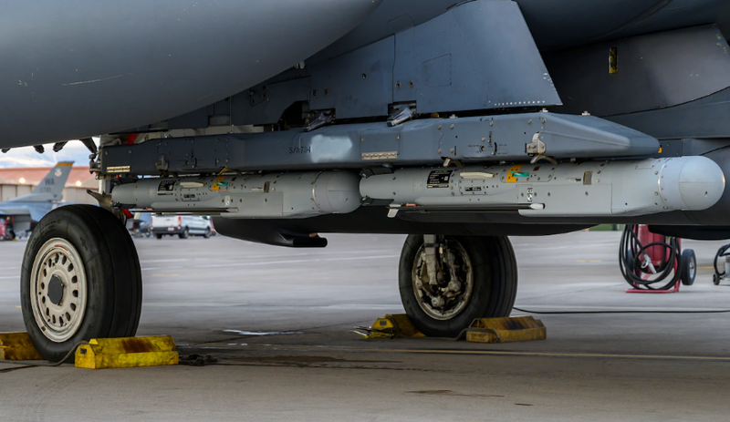 美国空军空战司令部指出，第391战斗机中队成功以战斗机投放「破风者」炸弹命中目标。图为美国F-15E轰炸机挂戴「破风者」炸弹。（撷取自美国空军空战司令部新闻稿）(photo:LTN)