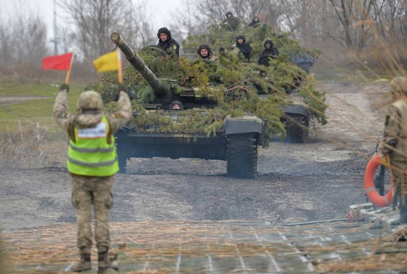 乌克兰议会批准法律草案，明年乌克兰将举行10次军演，同时允许邀请北约国家前来参与。图为乌克兰装甲部队进行演习。（路透）(photo:LTN)