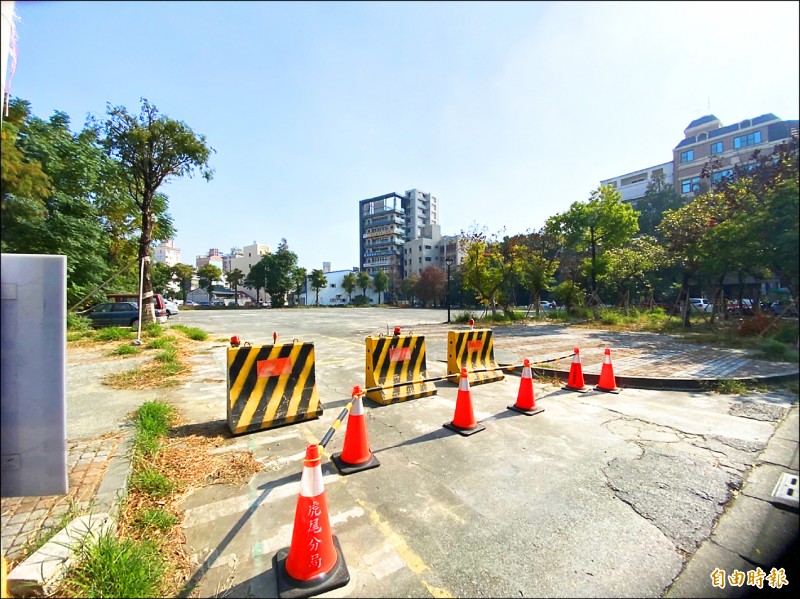 虎尾布袋戲館後方停車場封了大半年，內部空空蕩蕩，民眾想停車卻不得其門而入。（記者詹士弘攝）