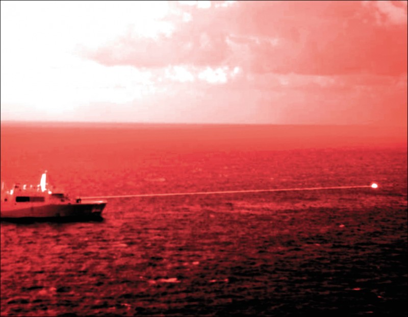美国两栖运输舰波特兰号14日在分隔东非与阿拉伯半岛的亚丁湾，发射固态雷射武器「雷射武器系统展示器」，成功摧毁海上一艘无人浮动目标。（美联社）(photo:LTN)