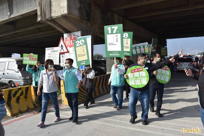 立委蘇治芬（前左一）、蔡易餘（前右一）北港牛墟宣講公投，呼籲民眾投下四個不同意。（記者林國賢攝）