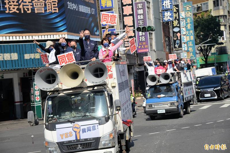 朱立倫今（16日）率領高雄市黨籍議員以車隊掃街方式，向市民催公投票。（記者許麗娟攝）