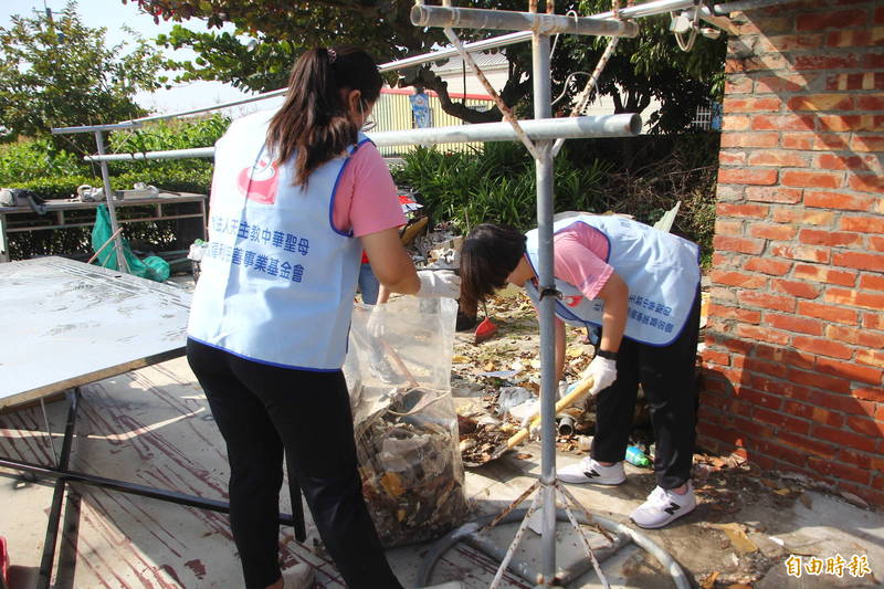 中華聖母基金會志工協助打掃阿春阿嬤的家。（記者林宜樟攝）