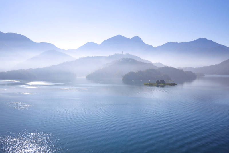 日月潭清晨起大霧，白天太陽露臉，山谷間瀰漫雲霧，絕美景象如夢似幻。（陳姓民眾提供）