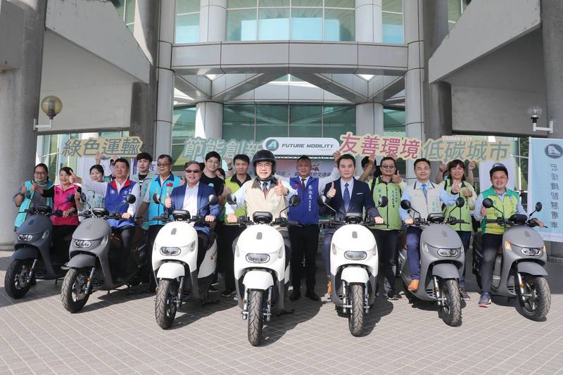 聯合再生集團民間贈送電動機車，台南市長黃偉哲（前排中）代表受贈。（台南市府提供）