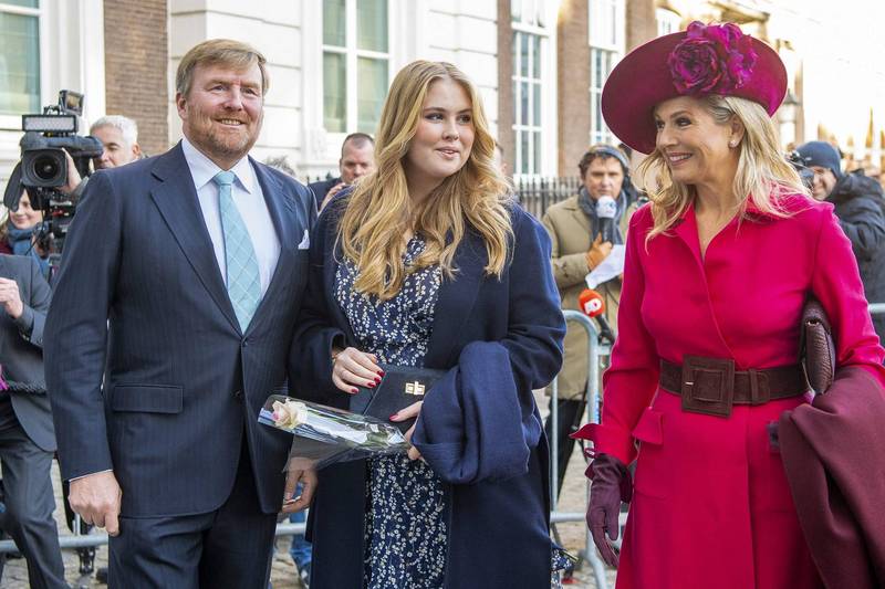 荷兰女王储艾玛莉亚公主（中）与父母亲威廉亚历山大国王（左）、玛克西玛王后（右）。（法新社）(photo:LTN)