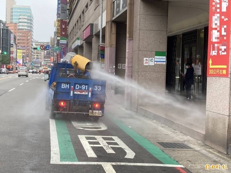 環保局消毒車在防疫旅館周邊進行消毒。（記者謝武雄攝）