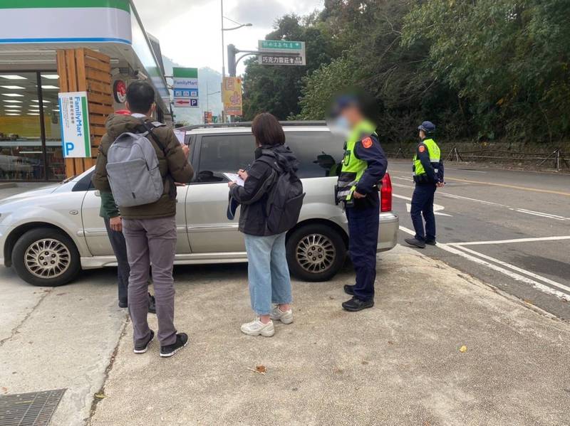 苗栗監理站今天上午偕同苗栗縣警察局於大湖地區針對可疑車輛予以攔檢，查獲1輛自小客車駕駛收取200元車資，載送乘客由大湖到高鐵快捷公車汶水站，監理站開單告發，至少罰10萬元。（圖由苗栗監理站提供）