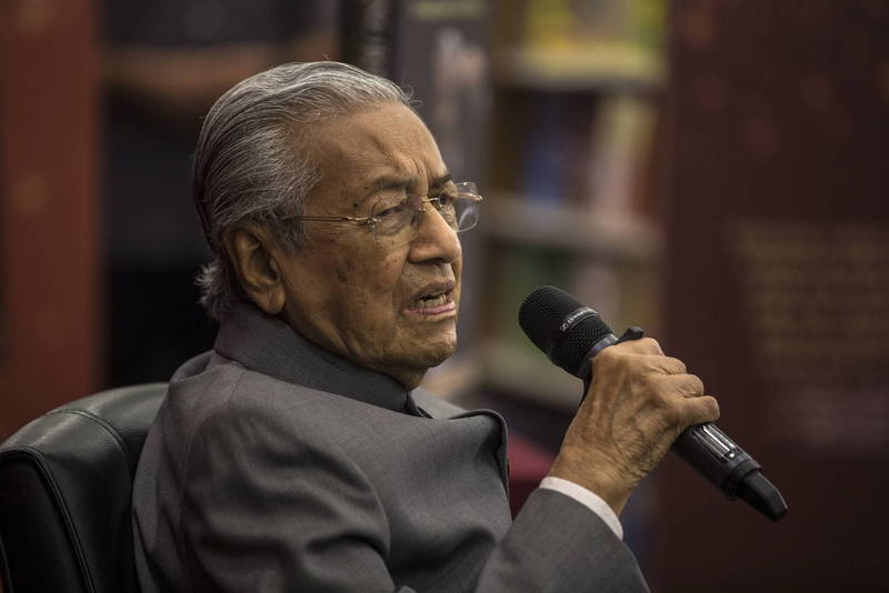 高齡96歲的馬來西亞前首相馬哈地（Mahathir Mohamad）昨天突然住院檢查。（法新社）