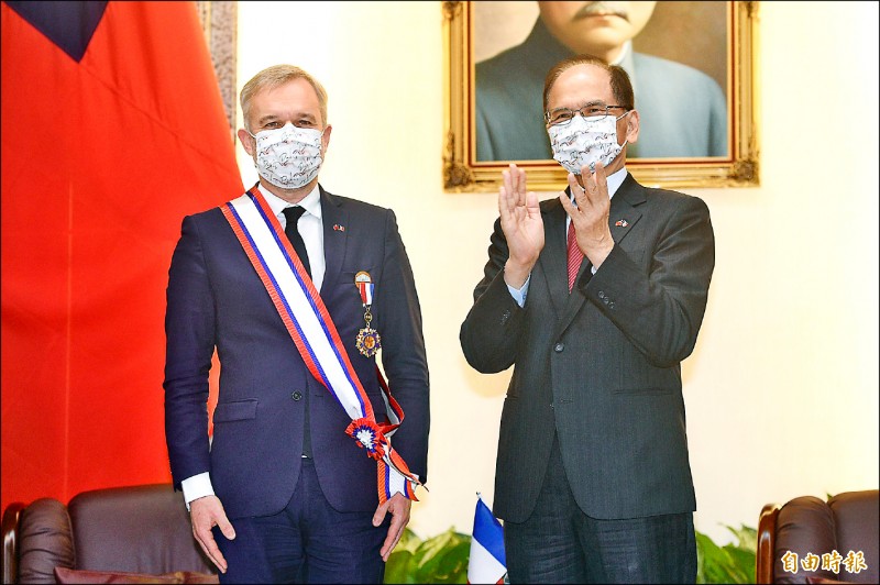 立法院院長游錫堃（右）昨接見法國國民議會友台小組主席戴扈傑（左）等一行人，並頒贈國會外交榮譽獎章。（記者叢昌瑾攝）