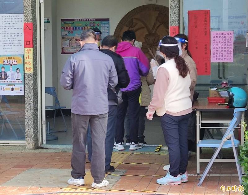 位於大潭里民活動中心的投票所，一早就湧現投票里民，里民意向備受關注。（記者鄭淑婷攝）