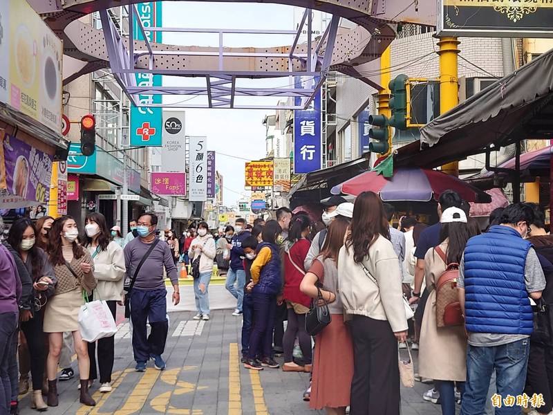 雖然今天是公投投票日，台南國華街美食勝地，依然是熱鬧人潮。（記者洪瑞琴攝）