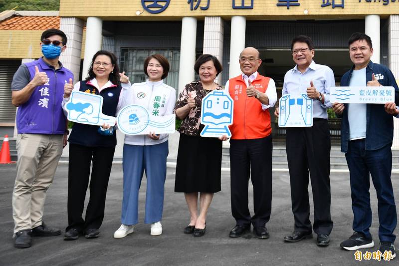 屏東縣長民進黨黨內初選火熱。右起立委莊瑞雄、屏東縣長潘孟安、行政院長蘇貞昌、蘇貞昌夫人詹秀齡、立委周春米、立委廖婉汝、立委鍾佳濱。（資料照，記者蔡宗憲攝）