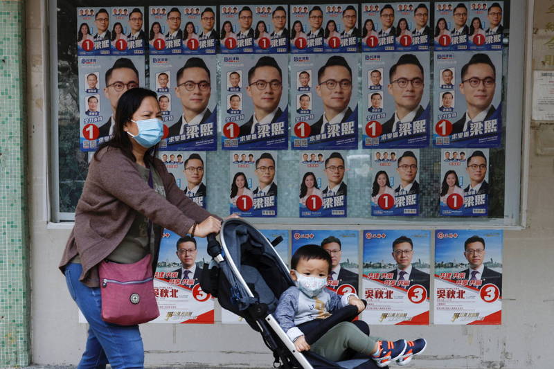香港市民行经立法会议员建制派候选人宣传海报。（路透）(photo:LTN)