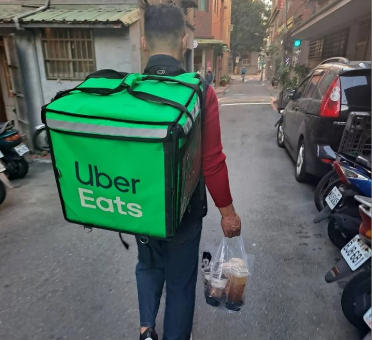 一名網友分享，在路上看見一名外送員要徒步送飲料。（圖片截取自Dcard）