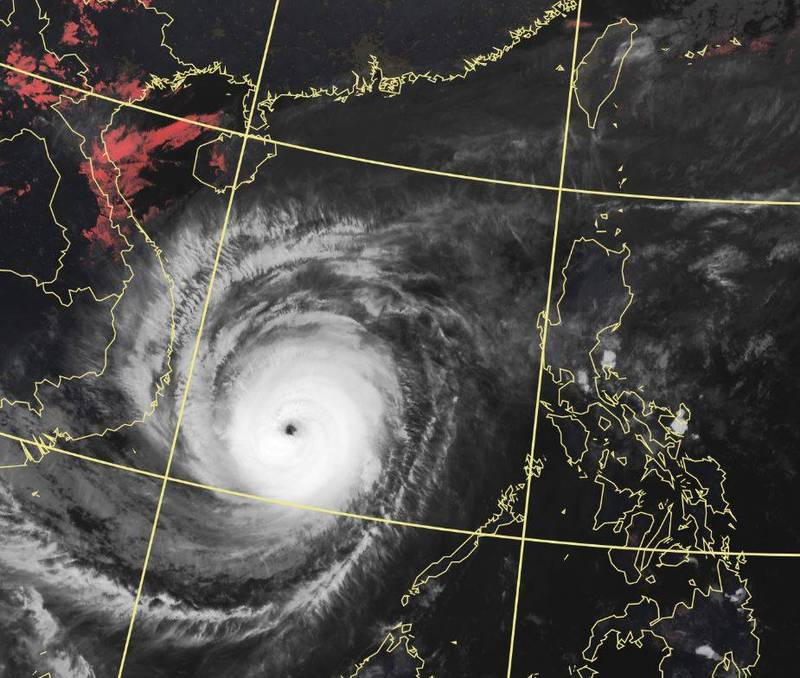 「雷伊」颱風再度增強為強烈颱風，其風眼在雲圖上清晰可見。（圖擷自中央氣象局）