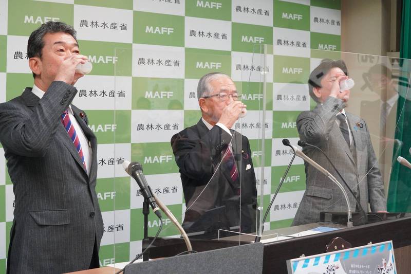 日本农相金子原二郎和2名副手在记者会上「亲自开喝」，盼借此唿吁国民多喝牛奶、多使用乳制品。（翻摄自推特）(photo:LTN)