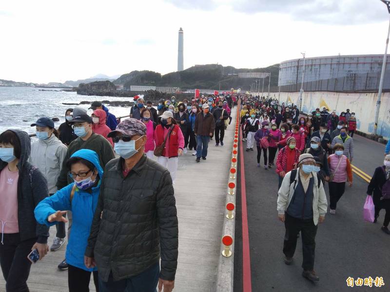 民眾沿著外木山海岸健行，欣賞沿途山海風景（記者盧賢秀攝）