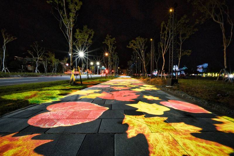 宜蘭縣中興文創園區夜間燈景「興奇王國」今晚點燈，營造成拍照打卡新亮點。（記者江志雄翻攝）