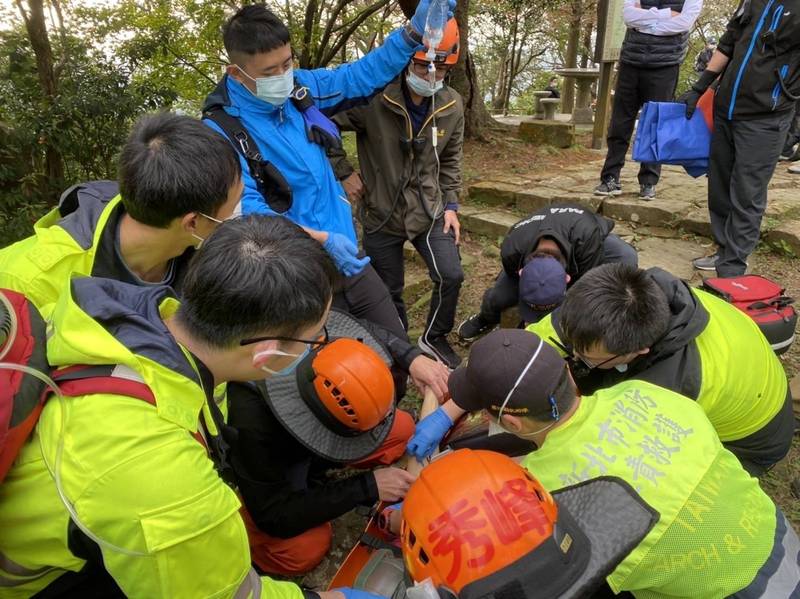搜救人員爬到汐止區大尖山頂搶救康男生命。（記者吳昇儒翻攝）