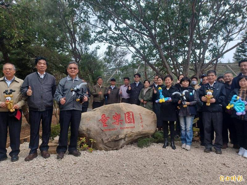 澎湖可動物園童樂園，由縣長賴峰偉與議長劉陳昭玲共同揭牌。（記者劉禹慶攝）