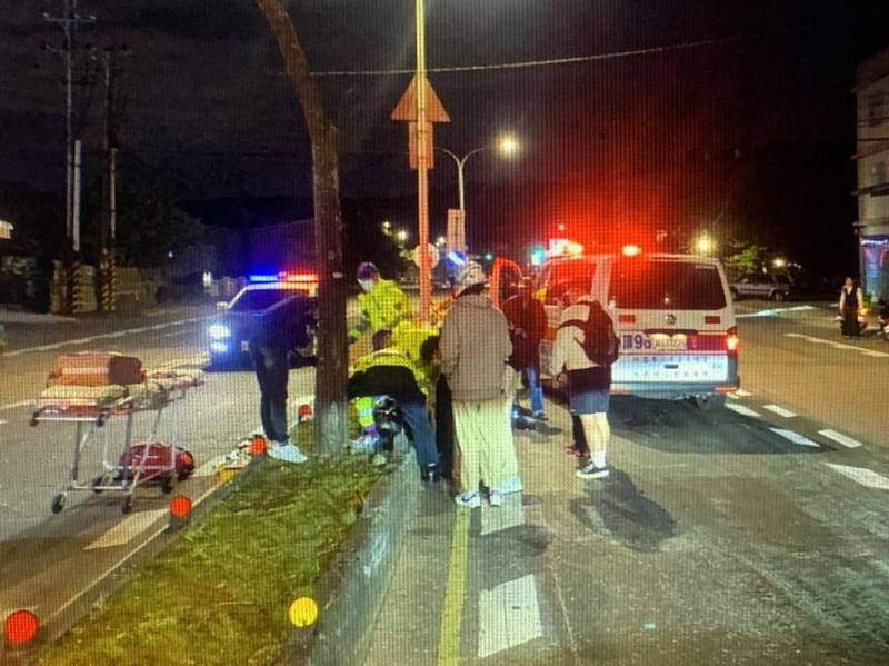 張姓學生在龜山區振興路下坡路段，不慎自撞安全島及路樹，送醫急救後宣告不治。（記者鄭淑婷翻攝）