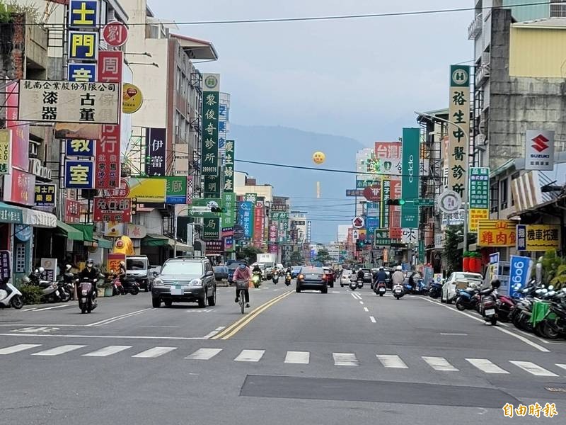 南投縣埔里鎮中正路仁愛公園至合庫圓環路段，原規劃兩側各寬1.5公尺的人行專用道，做為友善行人示範路段，因支持、反對意見多，需再報中央研議。（記者佟振國攝）