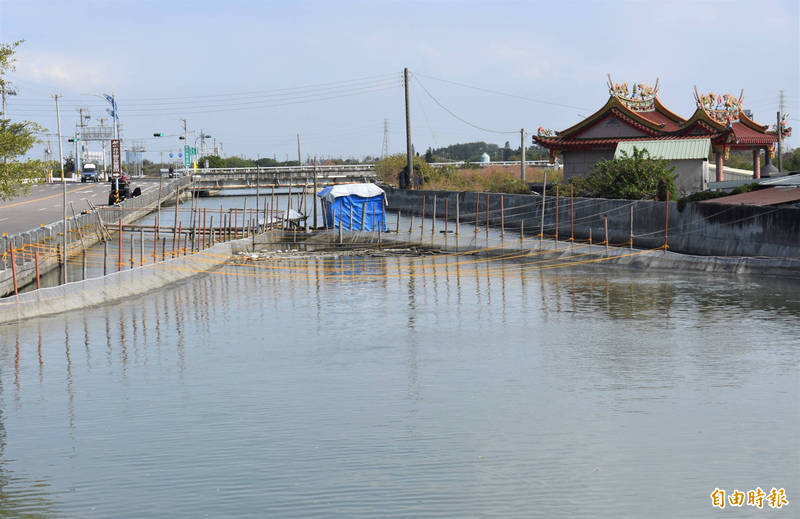 在台南北門永隆溝架網抓鰻苗、魚苗的工寮。（記者楊金城攝）