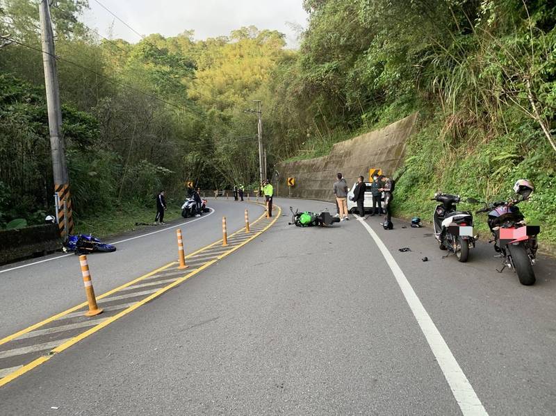 台7乙線發生重機過彎失控慘摔，釀3車跟著連環撞、2人受傷送醫。（記者李容萍翻攝）