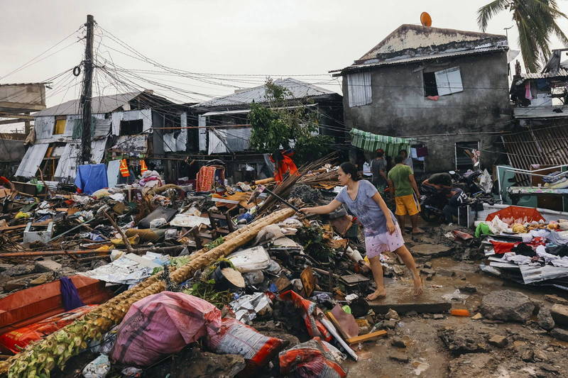 颱風雷伊重創菲律賓，菲律賓紅十字會主席戈登表示，部分災區看起來「被炸得比二戰時還慘」。（歐新社）