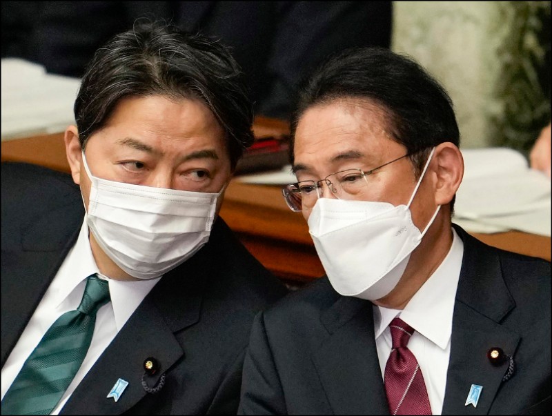 日本外務大臣林芳正(左)19日在NHK節目中表示,日本政府今後將對中國「言所當言,但也持續對話」。圖為林芳正6日在國會議場和首相岸田文雄交談。(歐新社資料照) 日本外務大臣林芳正(左)19日在NHK節目中表示,日本政府今後將對中國「言所當言,但也持續對話」。圖為林芳正6日在國會議場和首相岸田文雄交談。(歐新社資料照)