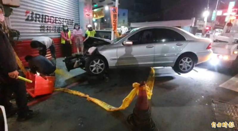 蘇男涉嫌酒後駕駛賓士車，撞凹葉家鐵捲門後，棄車逃離現場。（記者陳文嬋攝）