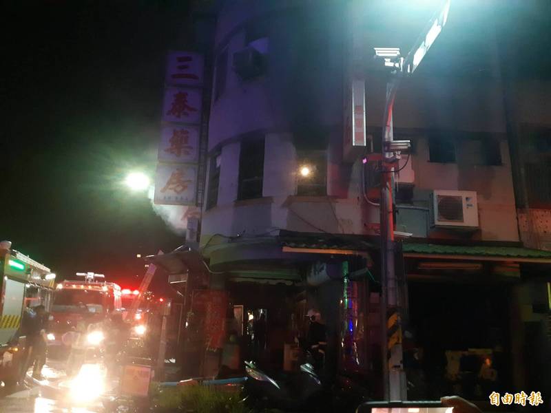 There was a fire in the Santai Pharmacy on Xinsheng Road, Taitung City in the early morning, and smoke emitted from the house.  (Photo by reporter Huang Mingtang)