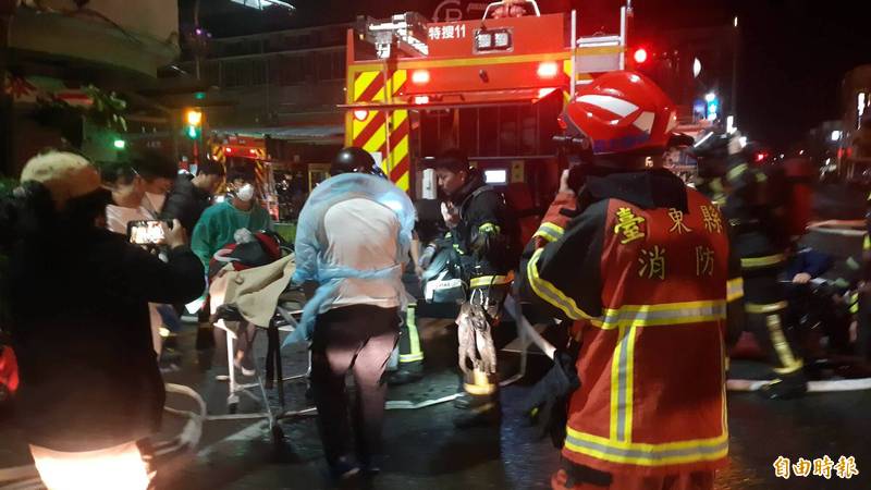 Firefighters rescued three women from the house, but two of them were sent to a doctor and died.  (Photo by reporter Huang Mingtang)