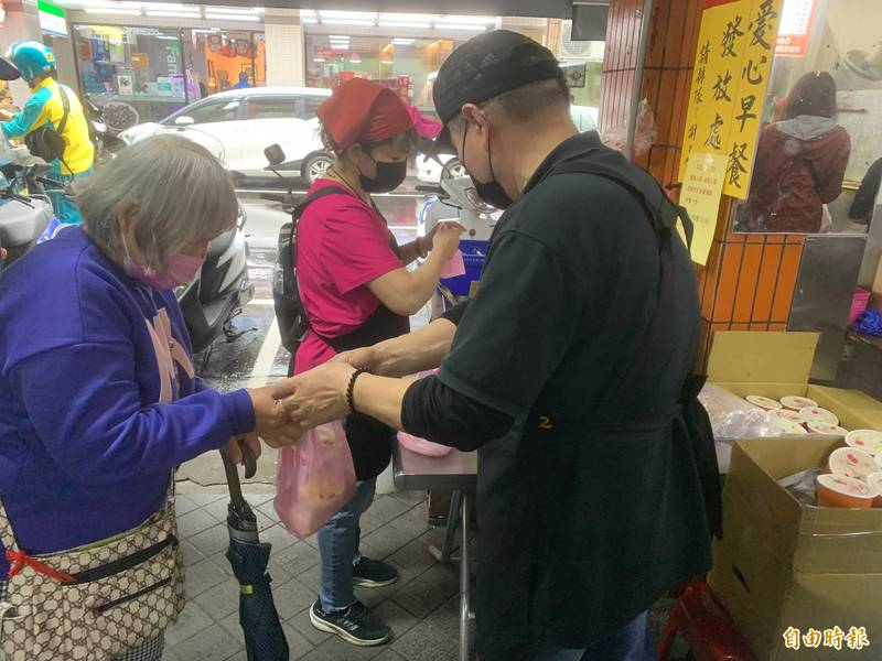 印姓豆漿店老闆今日開始發放200份愛心餐，另加碼150份慰勞警、消。（記者吳昇儒攝）