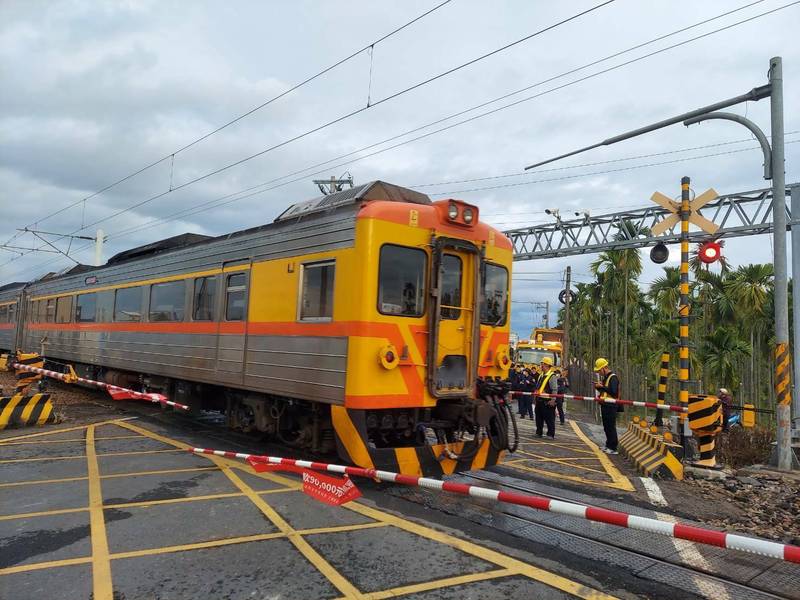 台鐵崁頂車站田寮路平交道於下午4點38分恢復通車。（台鐵局提供）