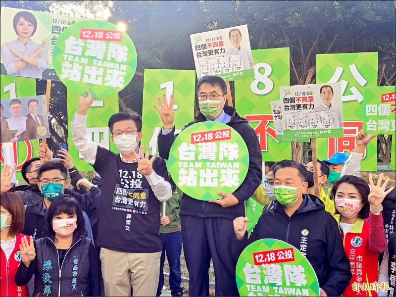 四項公投結果，台南不同意票得票率居全國第一，民進黨議員均認為，市長黃偉哲（中）獲黨提名連任幾成定局。圖為黃偉哲在公投前與各級民代、黨公職站在街頭宣講。（資料照，記者王姝琇攝）