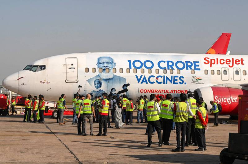 印度总理莫迪的半身像出现在客机机身，这是印度为了庆祝国内疫苗接种剂数突破10亿的宣传广告。（法新社资料照）(photo:LTN)