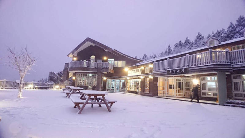 賈新興表示，預估下週日深夜至下週一清晨太平山翠峰湖一帶有降雪的機會。圖為2021年1月的太平山雪景。（資料照，太平山森林遊樂區提供）