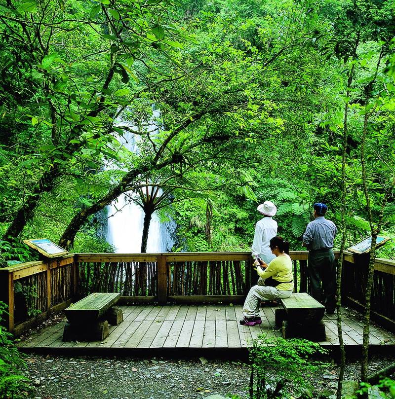 中山休閒農業區2001年劃定，共806公頃，周遭有仁山植物園、新寮瀑布、中山瀑布等自然景觀資源，還有具歷史文化的隘勇寮，也有豐富生態資源，圖為新寮瀑布。（資料照）