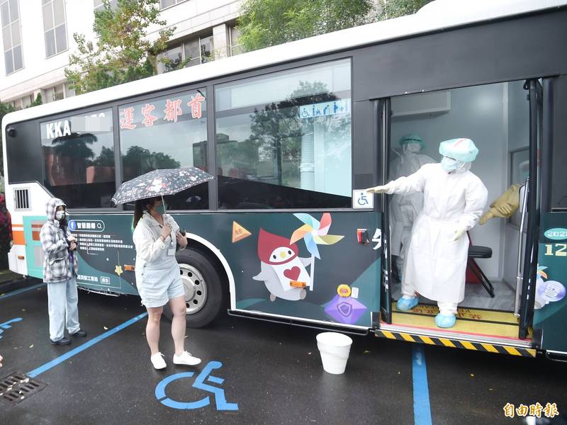 台北市一家防疫旅館傳出疏散旅客，北市府澄清表示，是安排採檢公車對2名居檢期滿前居檢者進行採檢，非載走隔離者。（圖為資料照，與本新聞事件無關）