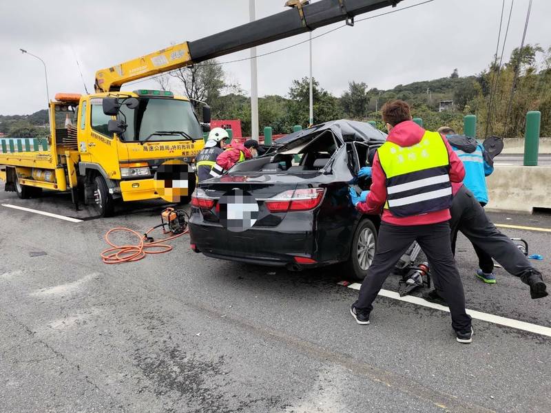 西濱連環撞，砂石車閃工程車撞轎車煞不住又撞上工程車2人重傷。（記者蔡政珉翻攝）