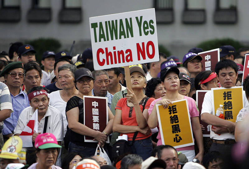 《华尔街日报》报导，对中国共产党政府的厌恶，促使台湾许多人不再自认为是中国人，种种施压，也助长台湾语言的复兴。图为2008年10月的反中游行。（美联社档案照）(photo:LTN)